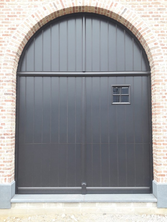 Bi-sectionale poort met ingebouwd vierkant venstertje, met vast bovenpaneel in dezelfde stijl