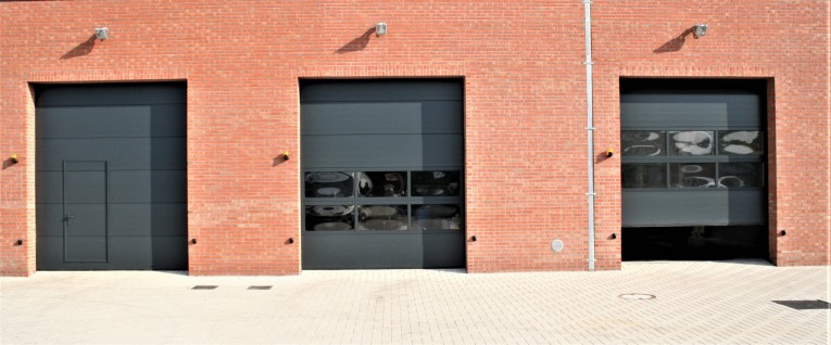 Bâtiment industriel : portes sectionnelles industrielles avec portillon et avec panneaux Full Vision
