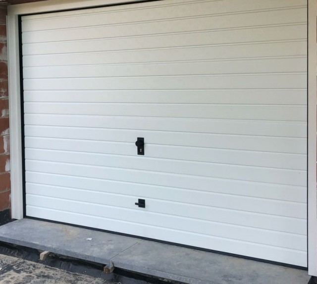 Manually operated sectional door