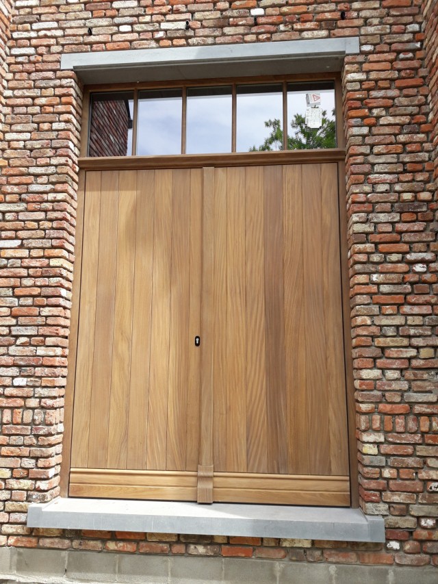Massief houten dubbele voordeur met vast bovenraam